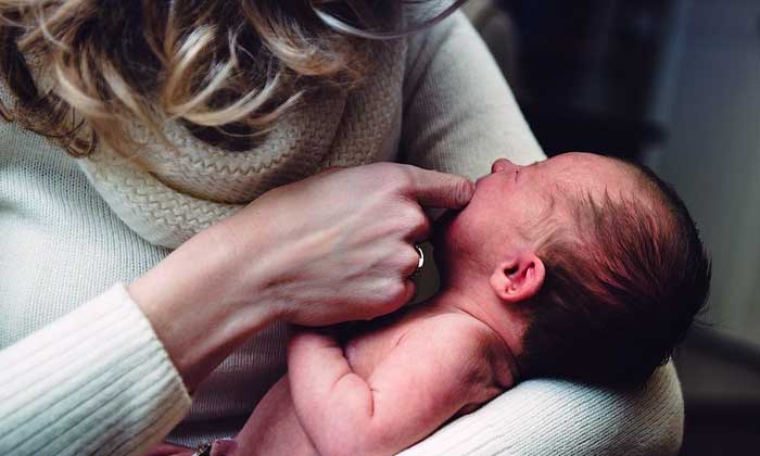 babies suffering for colic